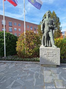 Urejanje okolice spominskih obeležij  (2)